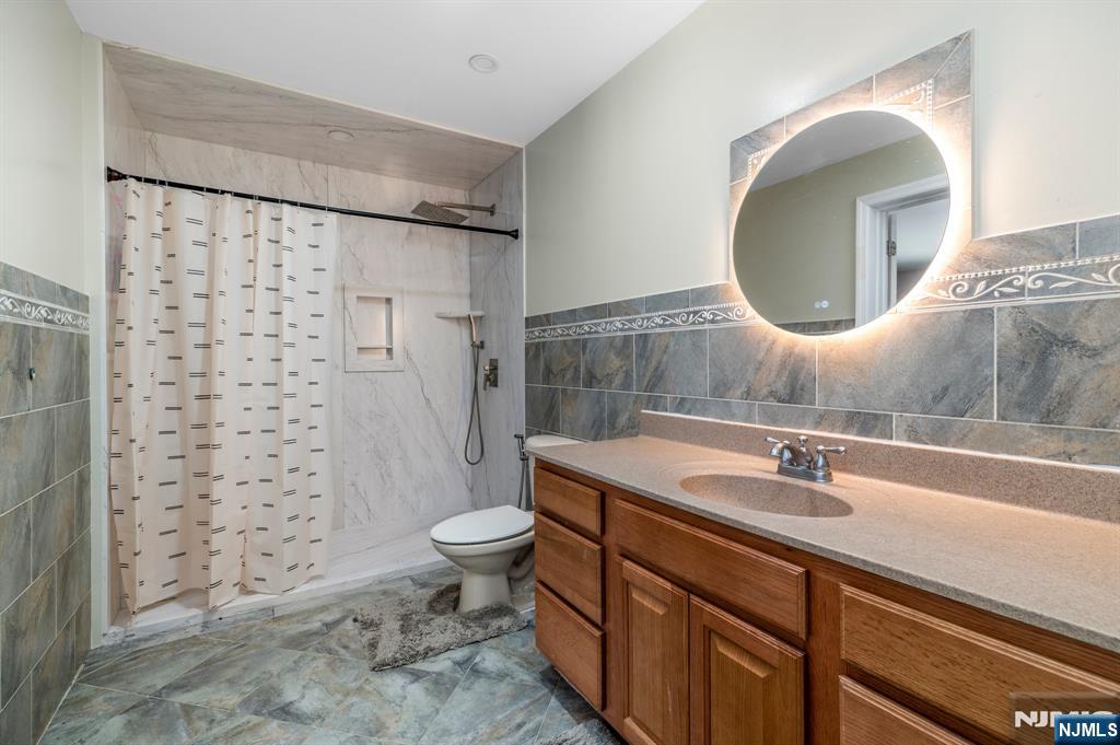 Second Floor Full Bath/Walk in Shower
