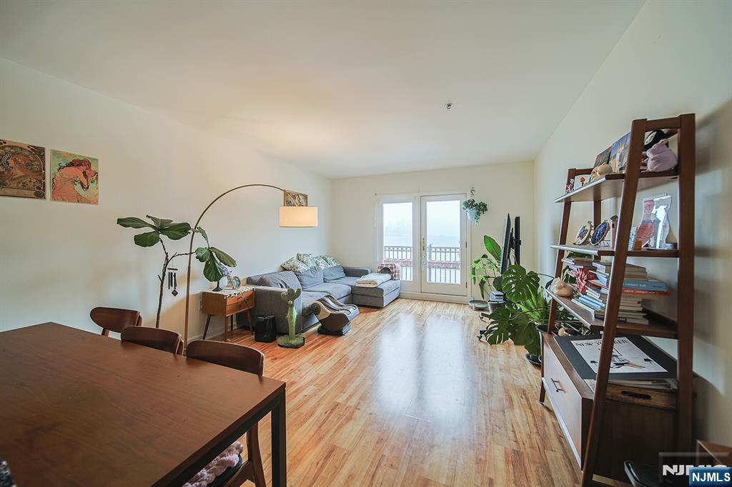 321 The Promenade - Photo 2