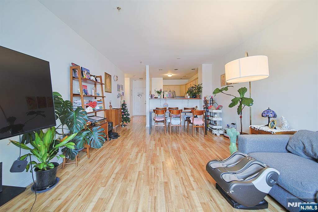 321 The Promenade - Photo 3