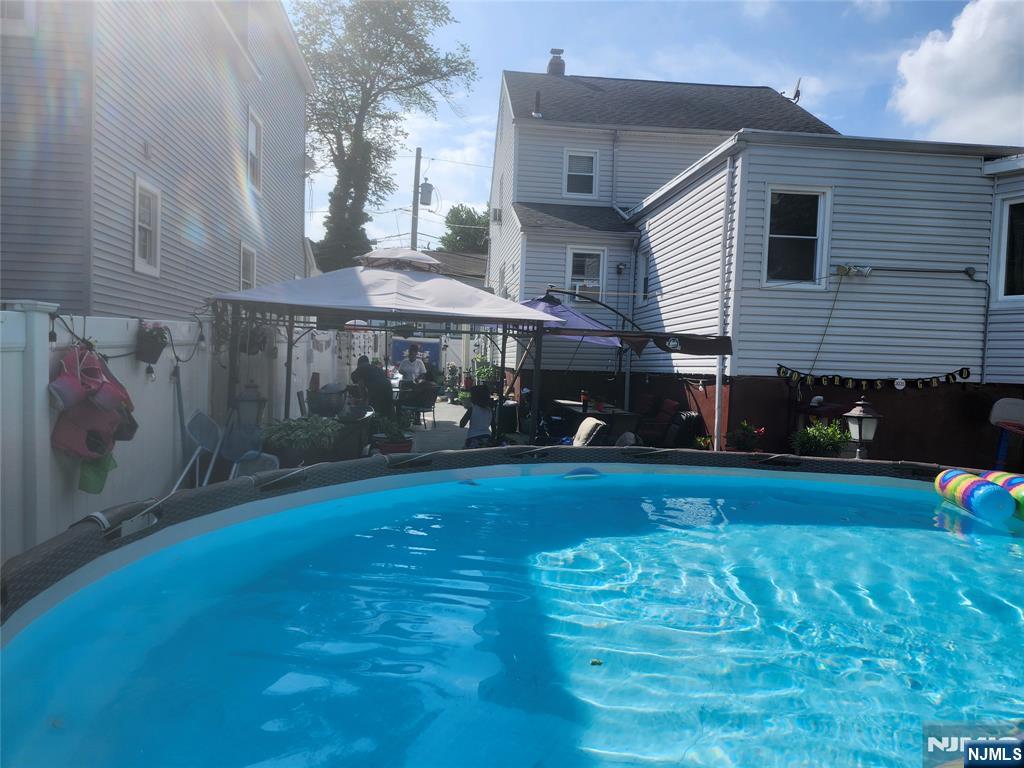Above ground pool
