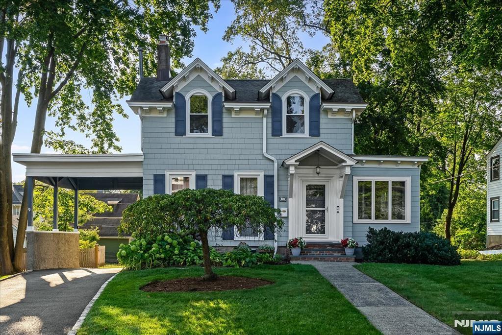 $1,025,000 Colonial