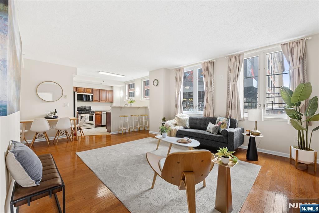 $999,000 Condo