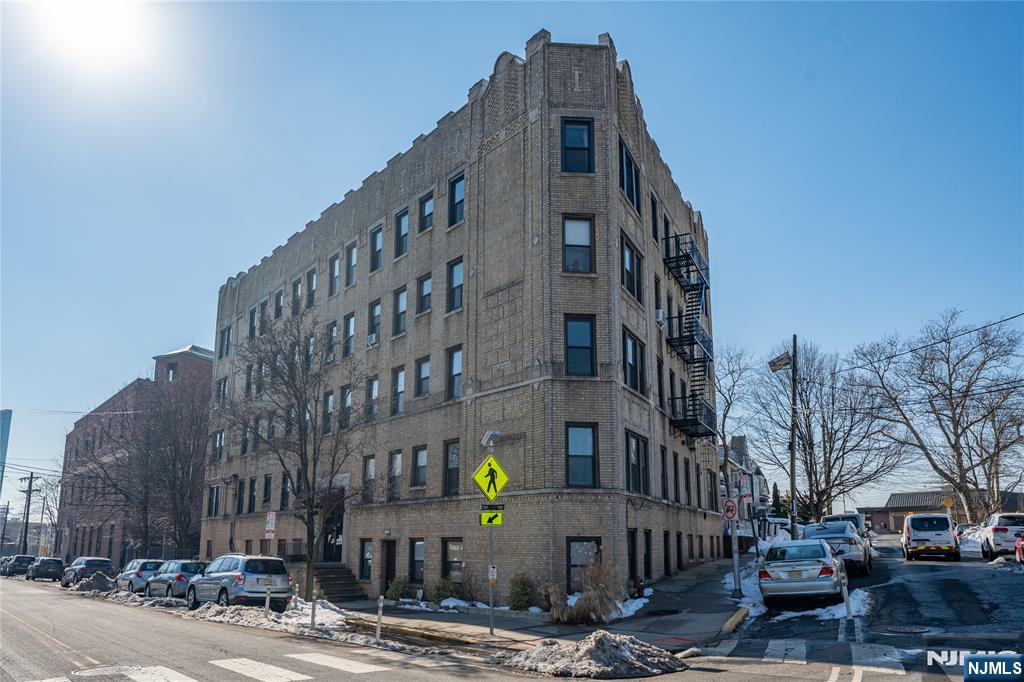 787 Summit Avenue #11