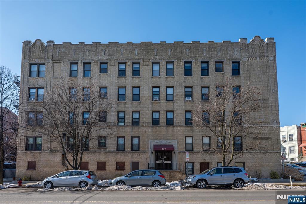 787 Summit Avenue #11