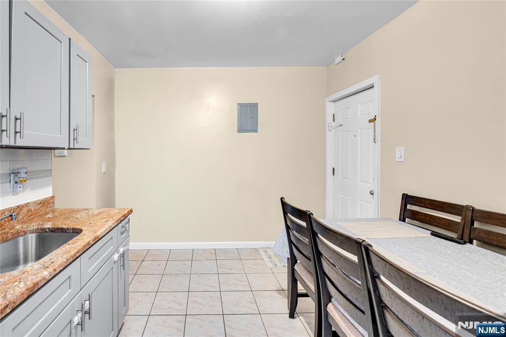 527 34th Street D2 - Photo 4