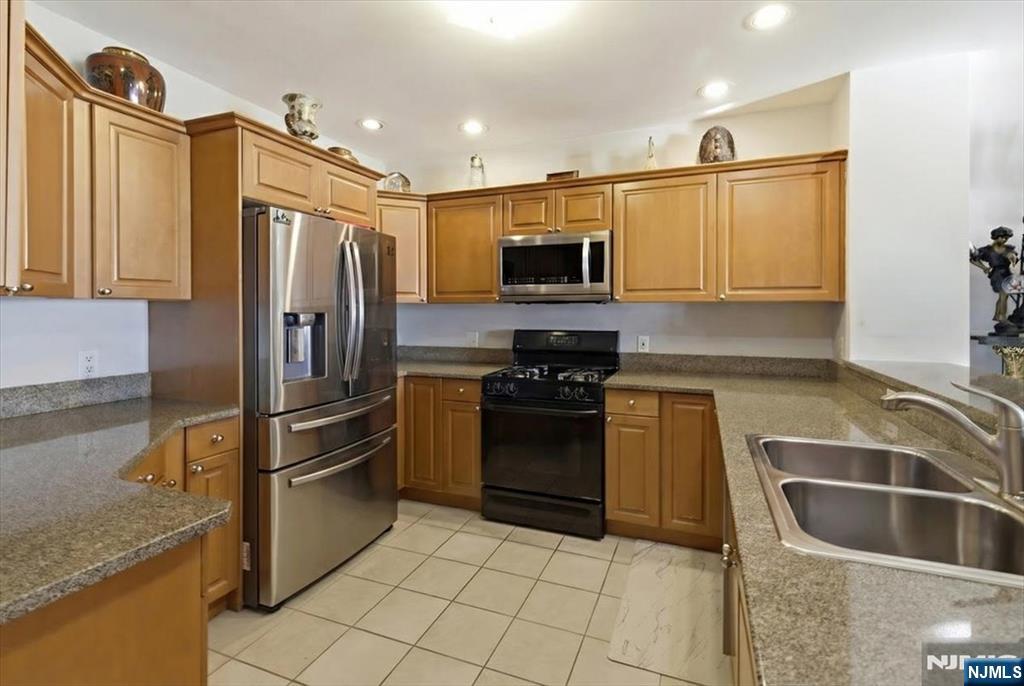 214 The Promenade #214, Edgewater, NJ 07020