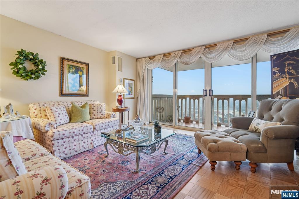 555 North Ave #17-U, Fort Lee, NJ 07024