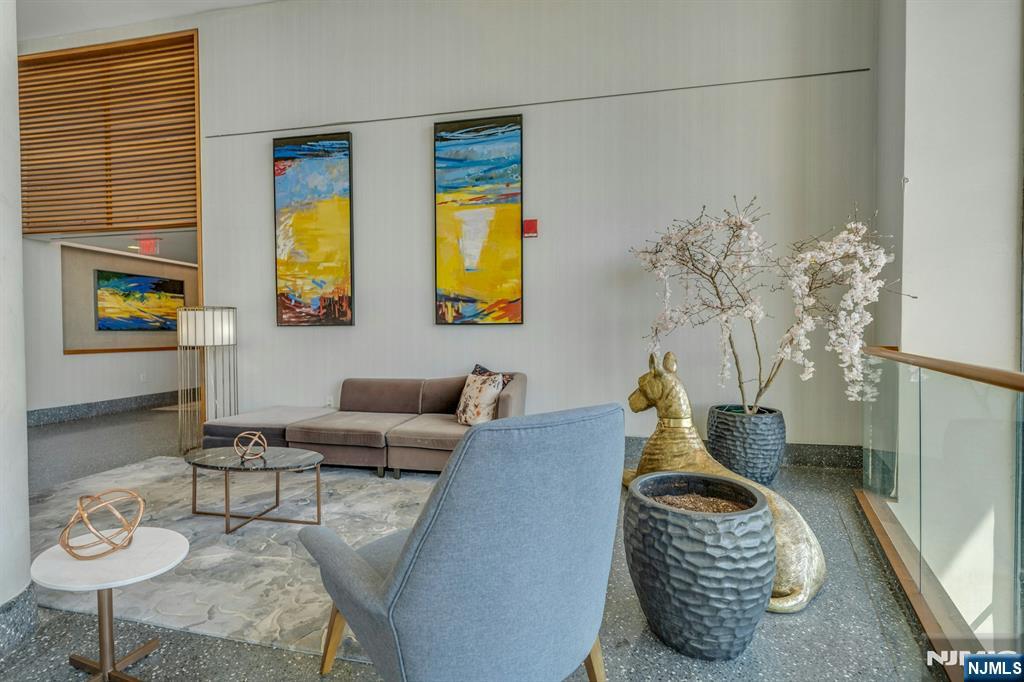 320 Adolphus Avenue #1009