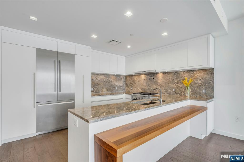 320 Adolphus Avenue #1009