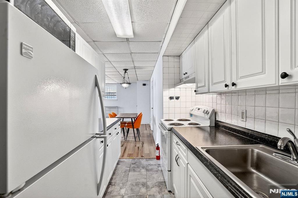 w/ Ample Cabinet Space
