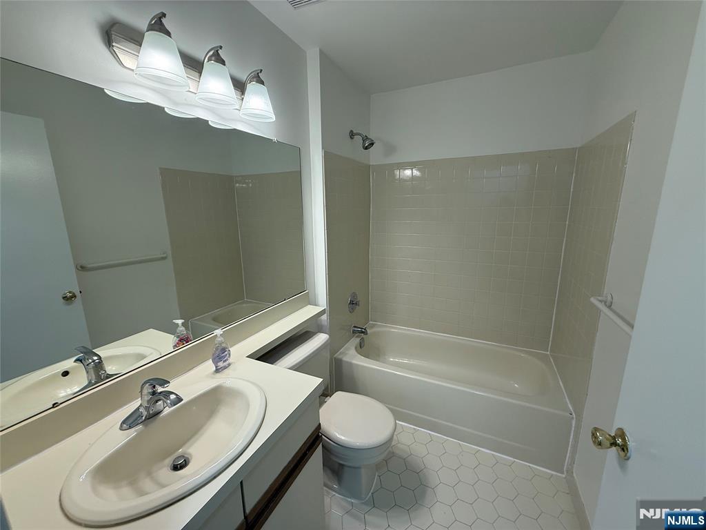 Full Hall Bath