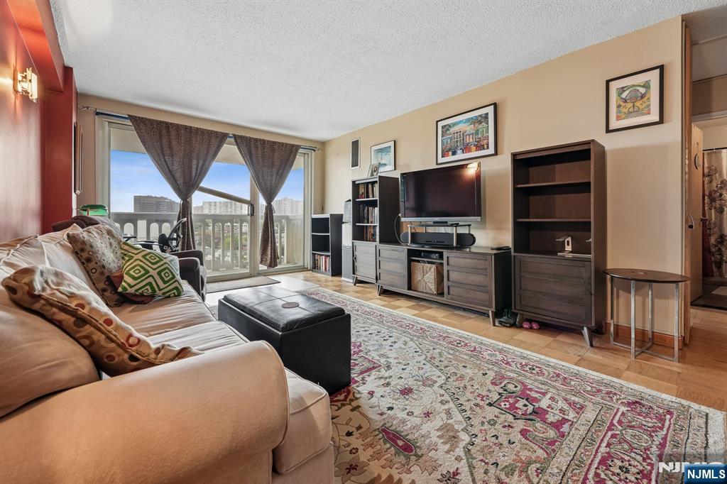 555 North Avenue 8W - Photo 2