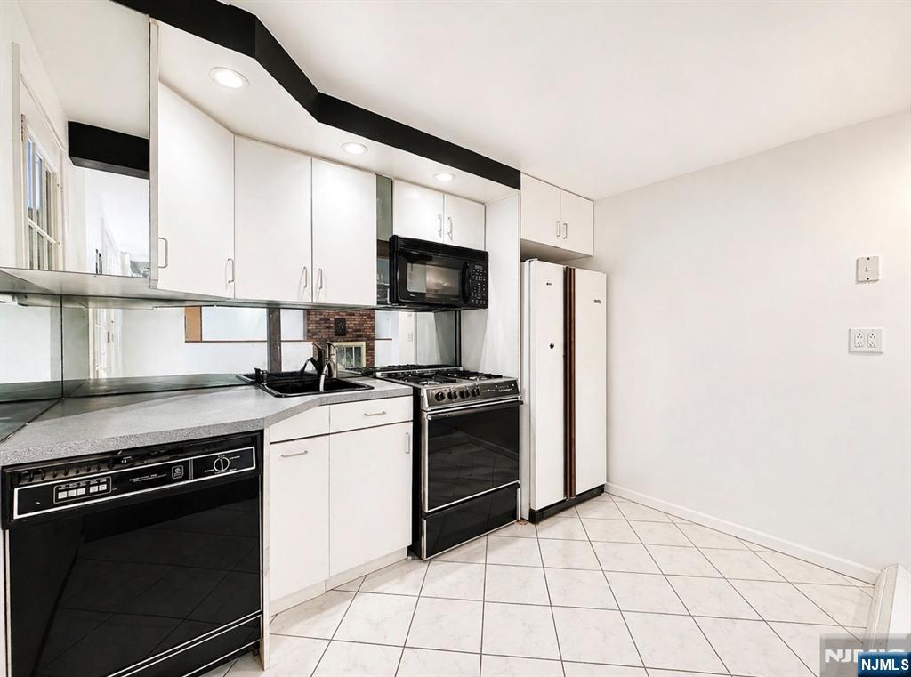 LOWER LEVEL KITCHENETTE