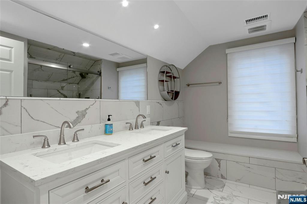 8 Edgewood Avenue, Wyckoff, NJ, 07481