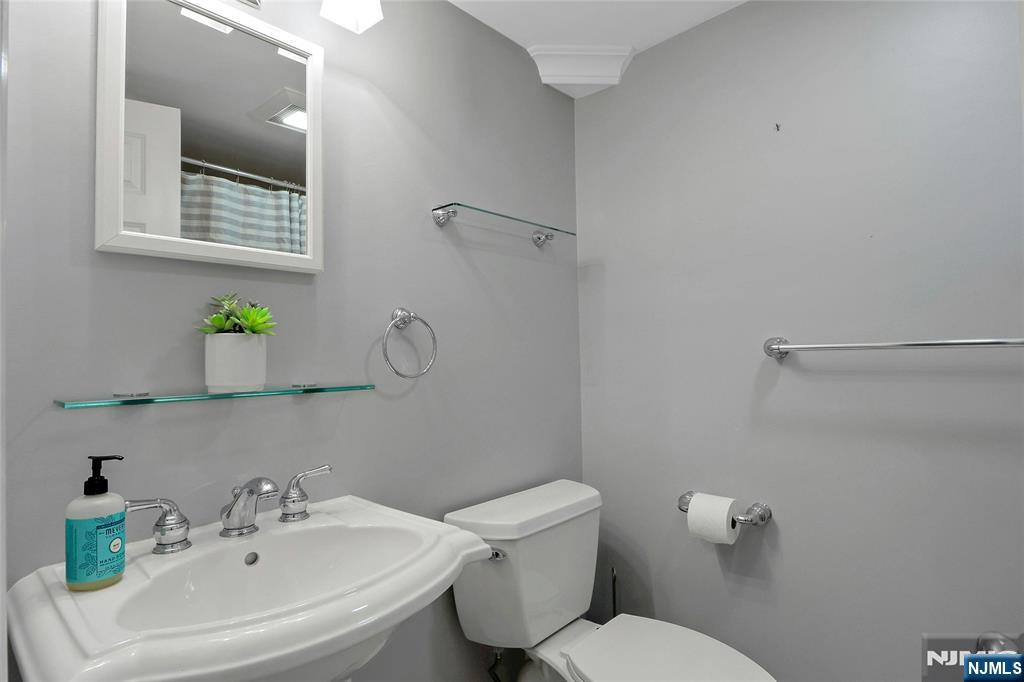 8 Edgewood Avenue, Wyckoff, NJ, 07481