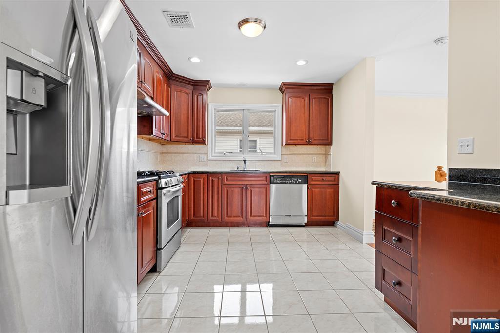 9 15th Avenue, Elmwood Park, NJ, 07407