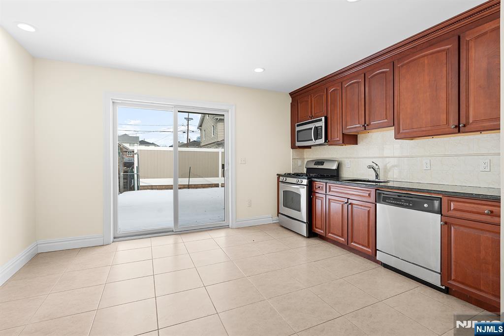 9 15th Avenue, Elmwood Park, NJ, 07407