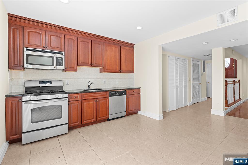 9 15th Avenue, Elmwood Park, NJ, 07407