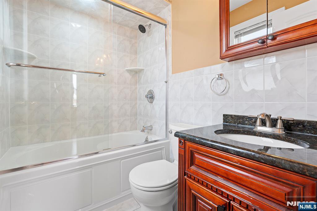 9 15th Avenue, Elmwood Park, NJ, 07407