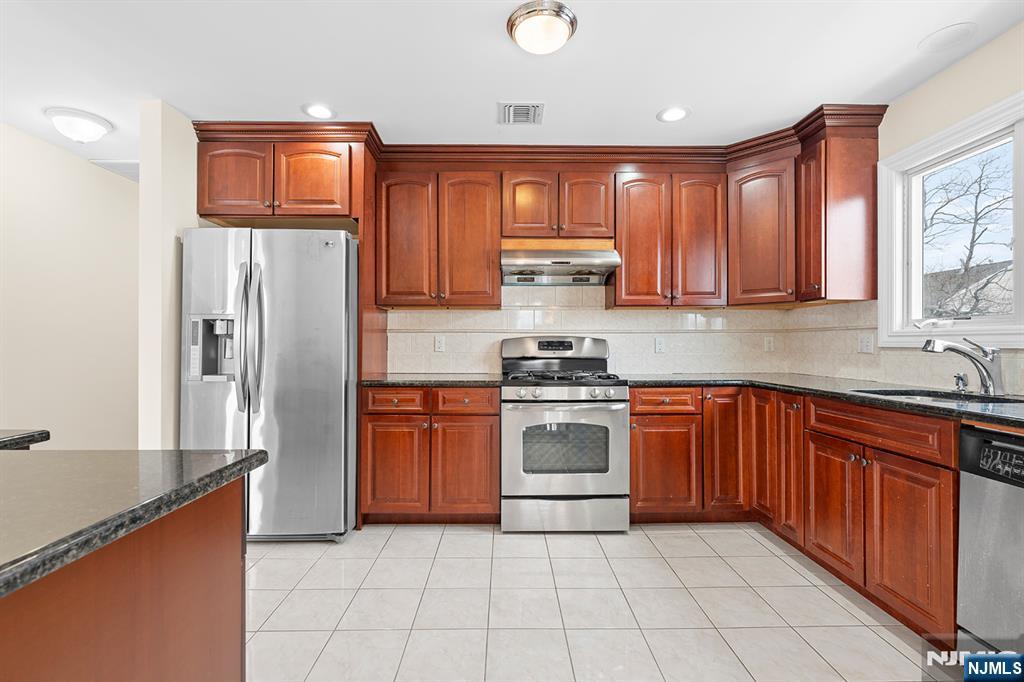 9 15th Avenue, Elmwood Park, NJ, 07407