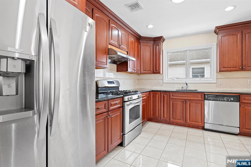 9 15th Avenue, Elmwood Park, NJ, 07407