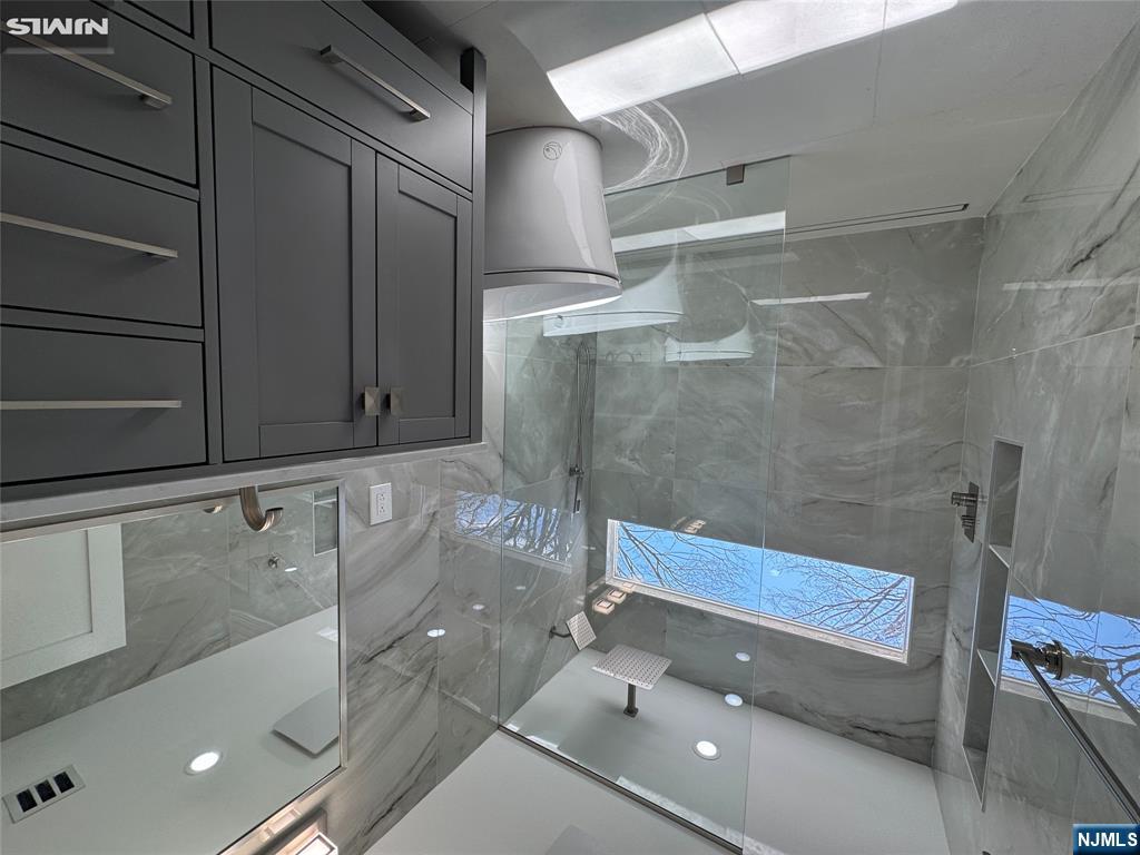 2nd Floors Full Bathroom