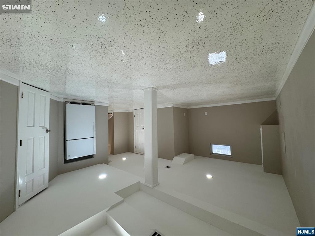 Lower level bonus room w/Full bathroom