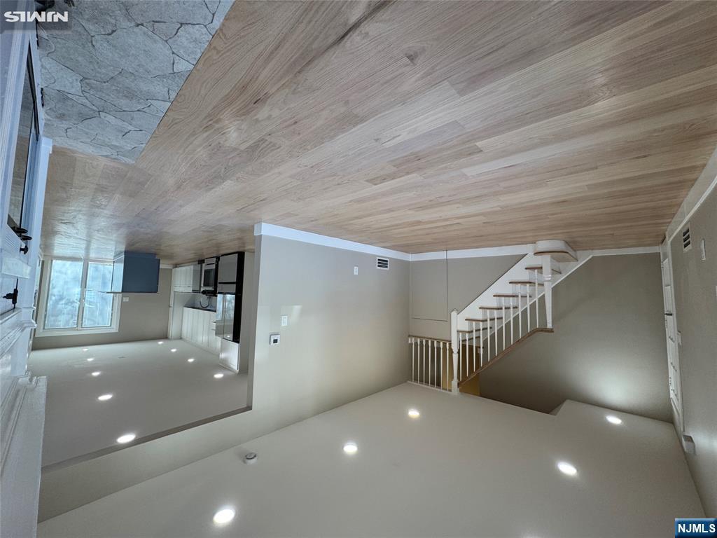 W/Hardwood floors