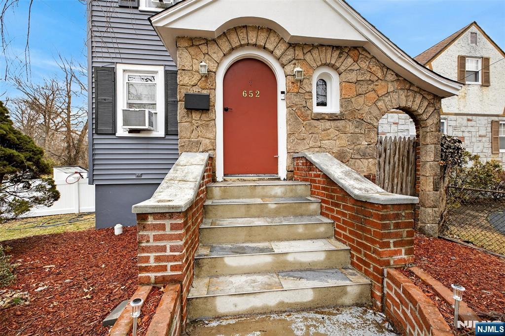 652 Harvard Street - Photo 2