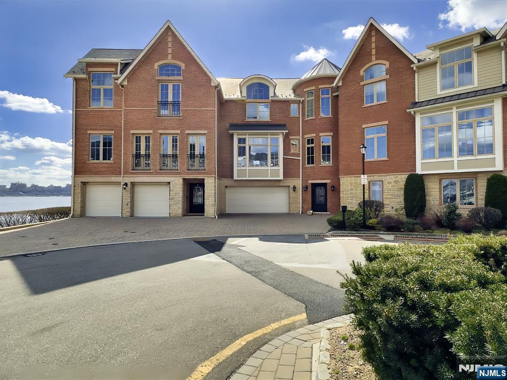 $2,995,000 Townhouse