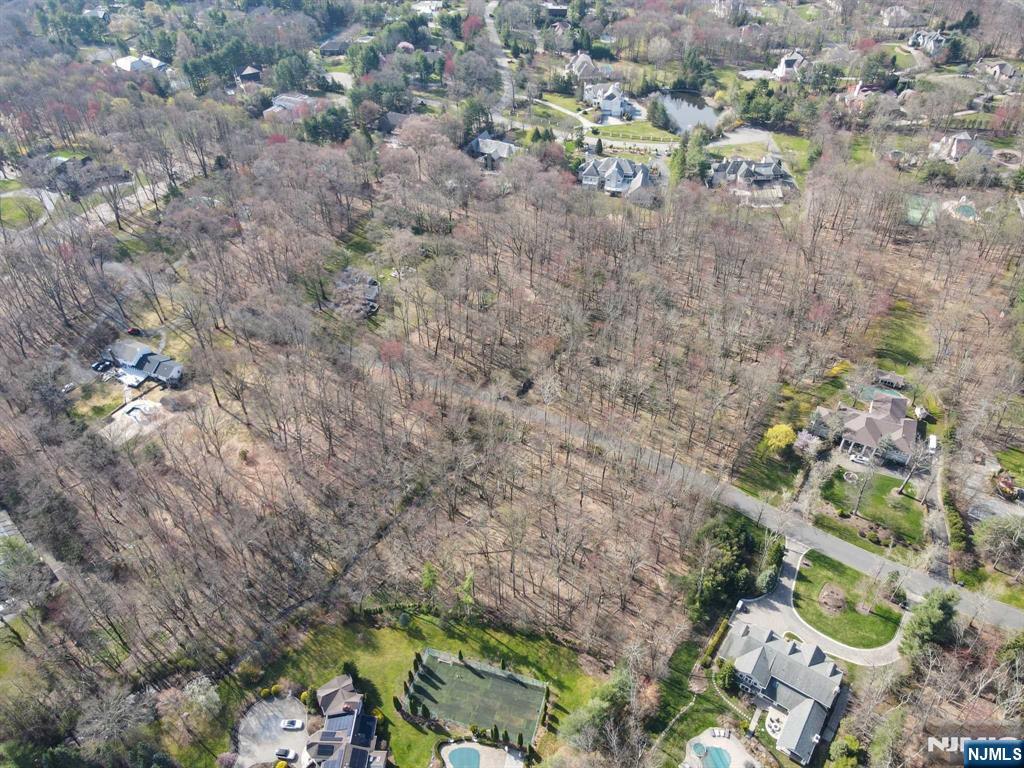 18 Wildwood Rd, Saddle River, NJ 07458