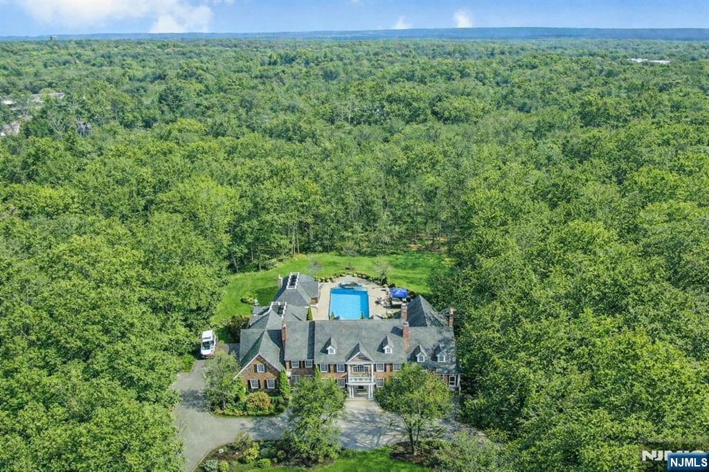 7 Charlden Dr, Saddle River, NJ 07458