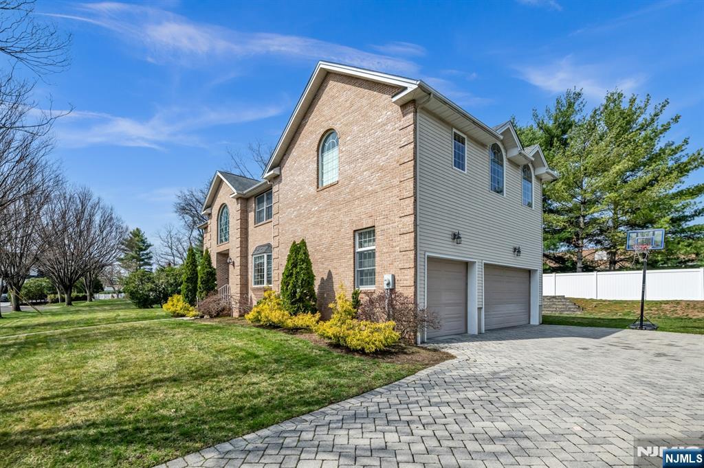 683 Victoria Avenue - Photo 2