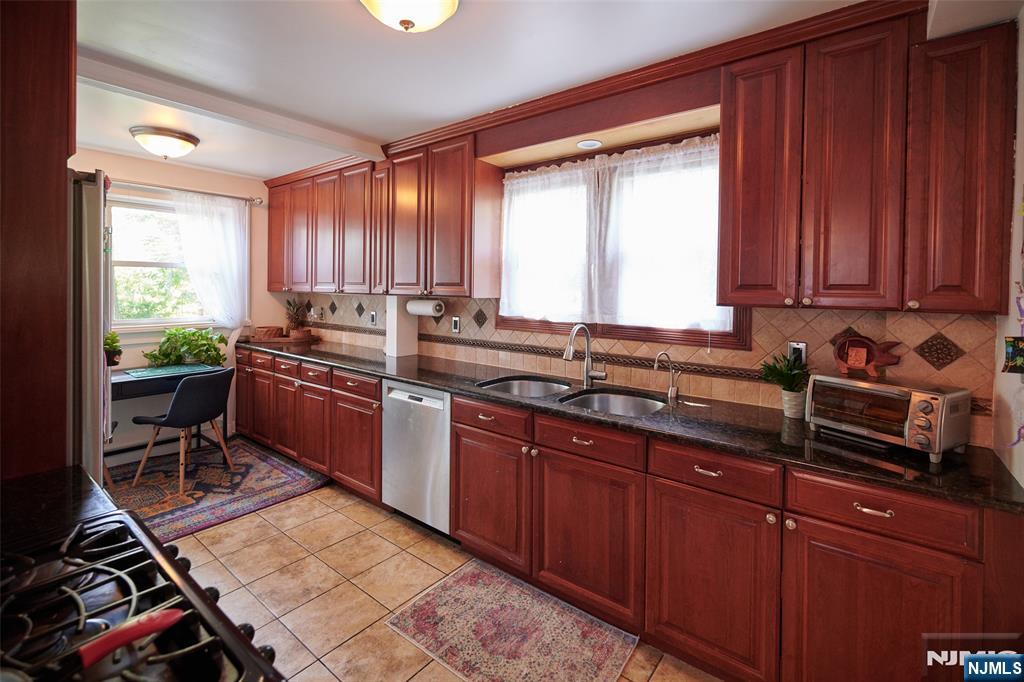 274 W Englewood Avenue, Teaneck, NJ 07666 Listing Photo  6