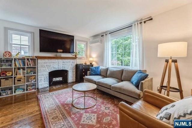 1125 W Laurelton Parkway - Photo 2