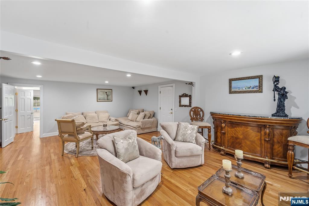136 Willow Drive — photo 8