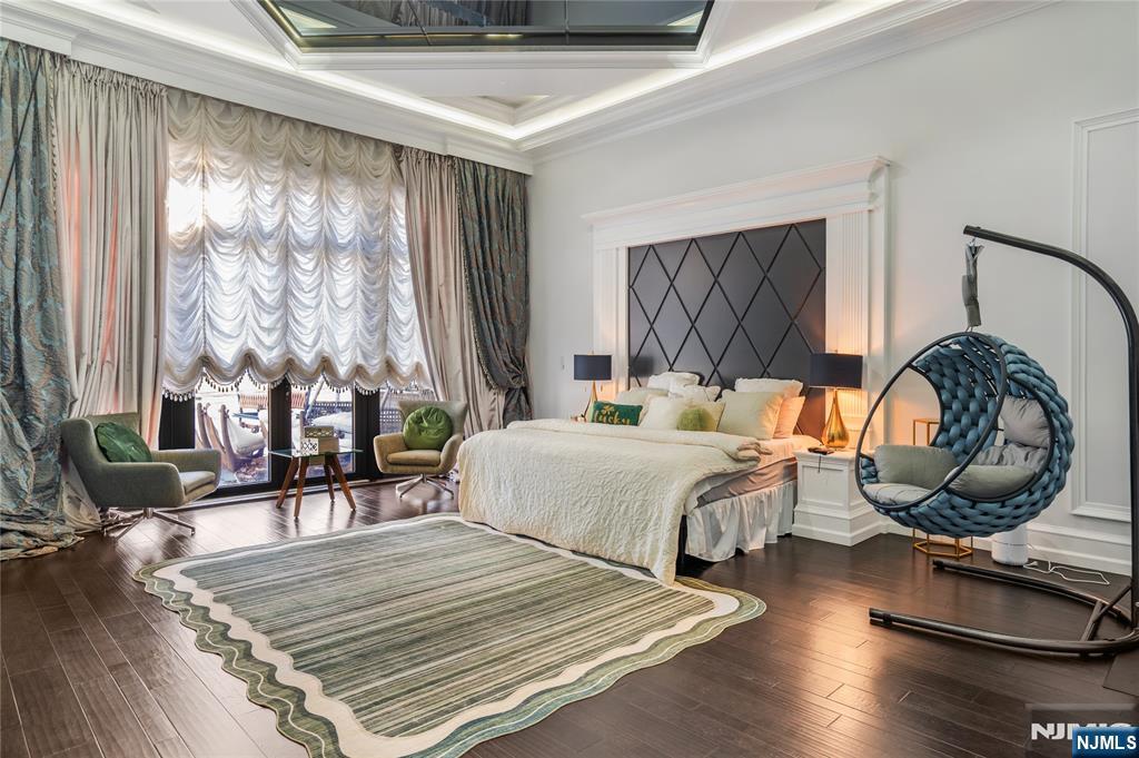 1st Fl Luxurious Primary Suite Wing...