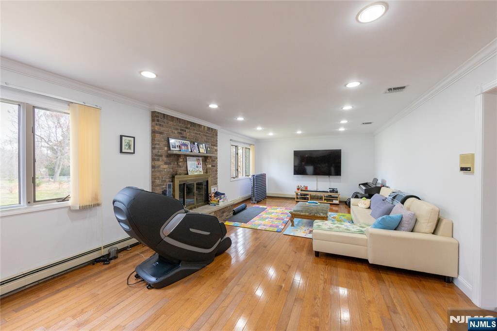 81 Crescent Avenue