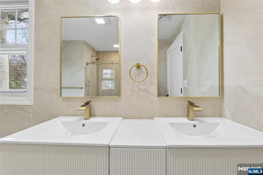 1087 Lambert Road, Teaneck, NJ 07666 Listing Photo  36