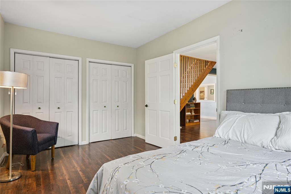 Bedroom with 2 closets - Main Floor
