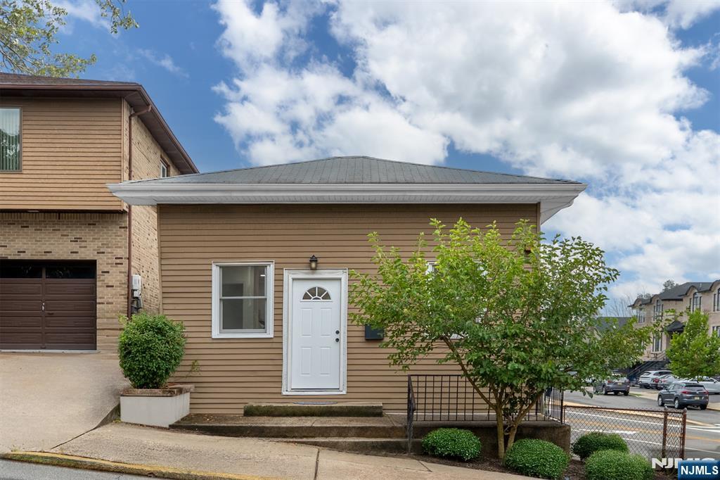 418 E Brinkerhoff Ave, Palisades Park, NJ 07650