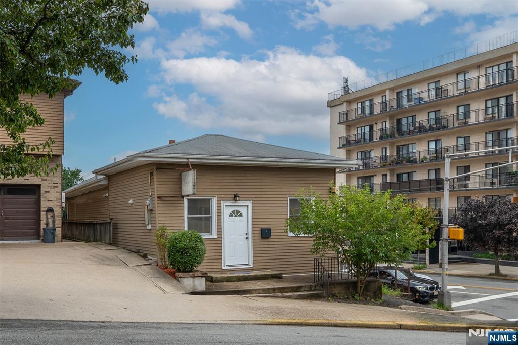 418 E Brinkerhoff Ave, Palisades Park, NJ 07650