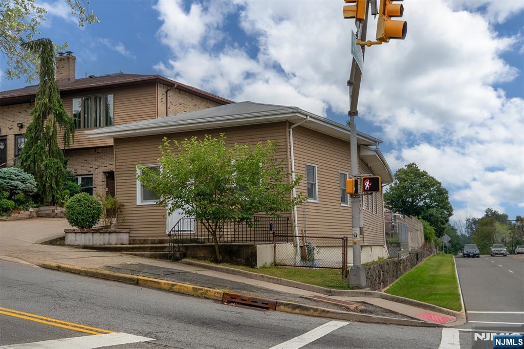 418 E Brinkerhoff Ave, Palisades Park, NJ 07650