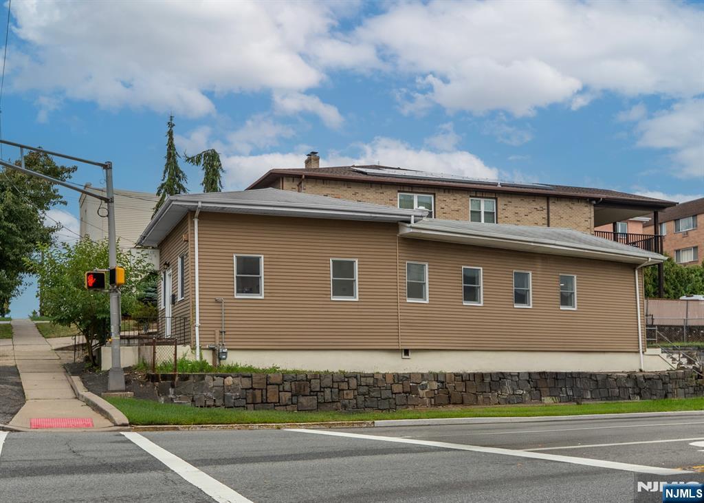 418 E Brinkerhoff Ave, Palisades Park, NJ 07650