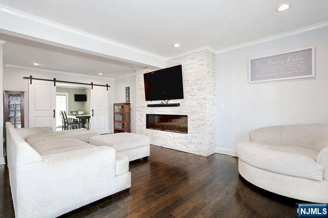 88 Alberta Dr, Saddle Brook, NJ 07663