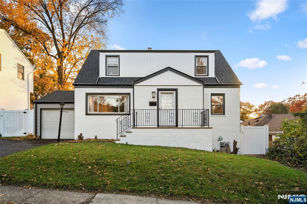 636 Elm Avenue - Photo 2