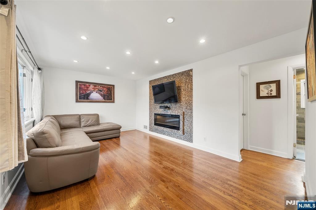 636 Elm Avenue - Photo 3