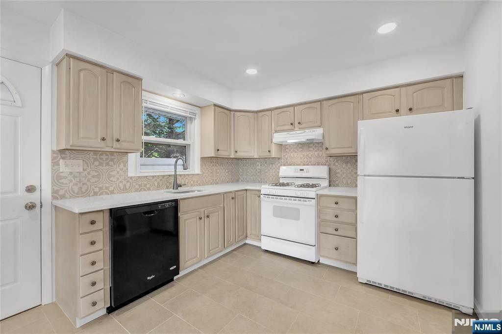 203 Snedeker Place