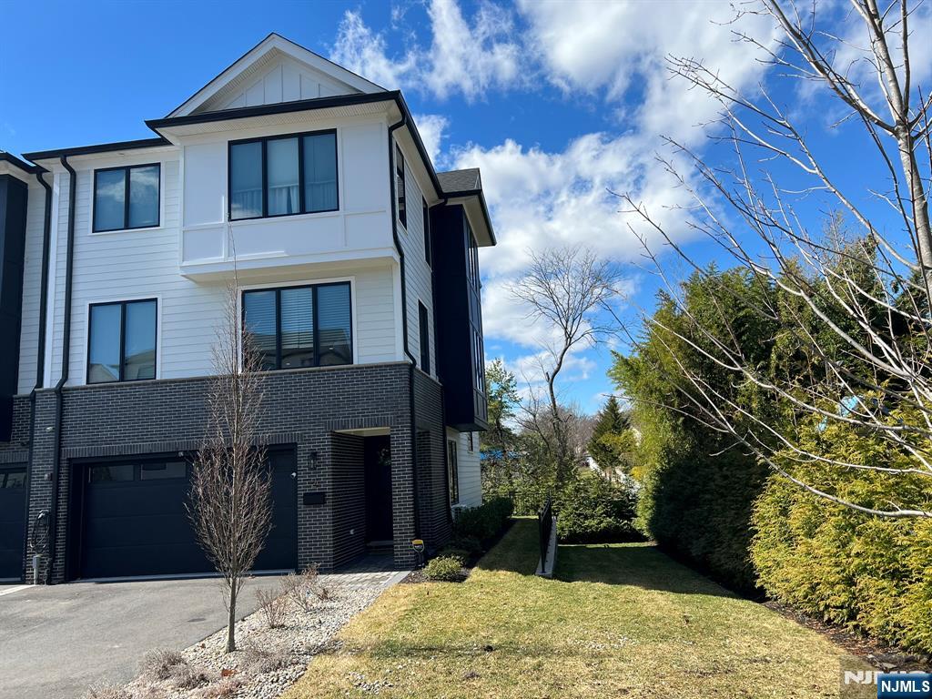 2 Skye Drive, Paramus, NJ, 07652