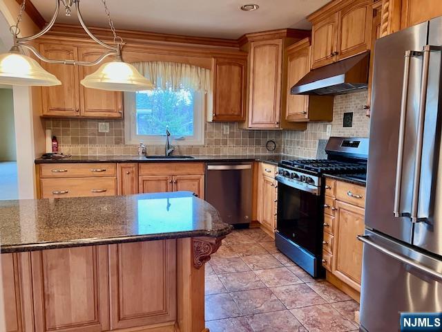 661 Clinton Pl, Ridgefield, NJ 07657